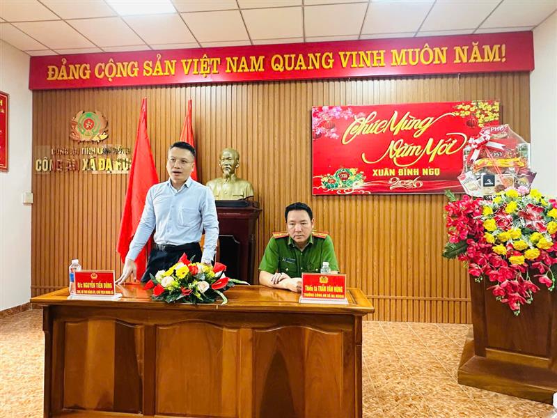 Đoàn thăm và tặng quà chúc tết Công an xã