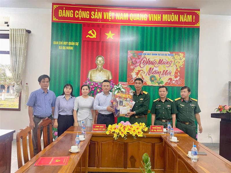 Đoàn thăm và tặng quà chúc tết Ban chỉ huy quân sự xã
