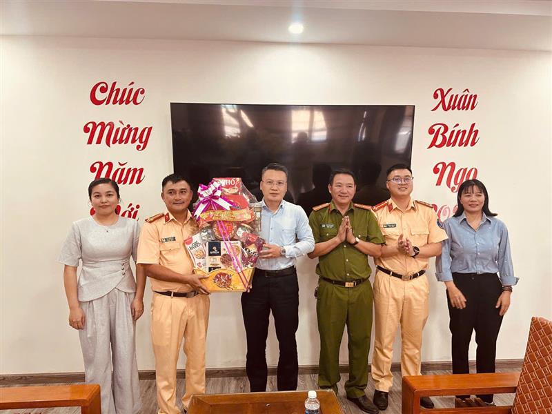Đoàn thăm và tặng quà chúc tết Trạm CSGT tỉnh đóng trên địa bàn