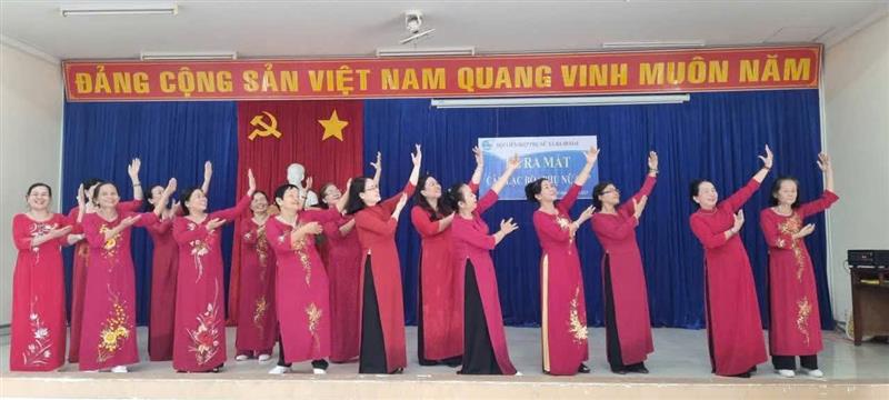 Đ/c Đỗ Thị Mai tham gia biểu diễn văn nghệ tại lễ ra mắt mô hình “phụ nữ số”