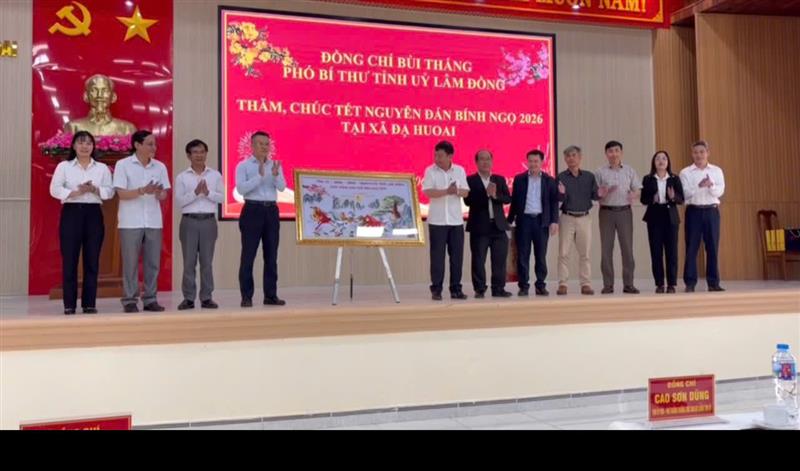 Đ/c Bùi Thắng – Phó Bí thư Tỉnh ủy Lâm Đồng tặng bức tranh cho Đảng bộ xã Đạ Huoai nhân dịp tết nguyên đán Bính Ngọ 2026