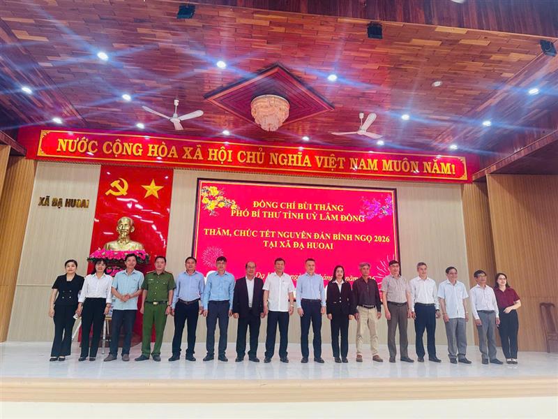 Tập thể Ban thường vụ Đảng uỷ xã Đạ Huoai chụp hình lưu niệm cùng Đoàn công tác Tỉnh uỷ