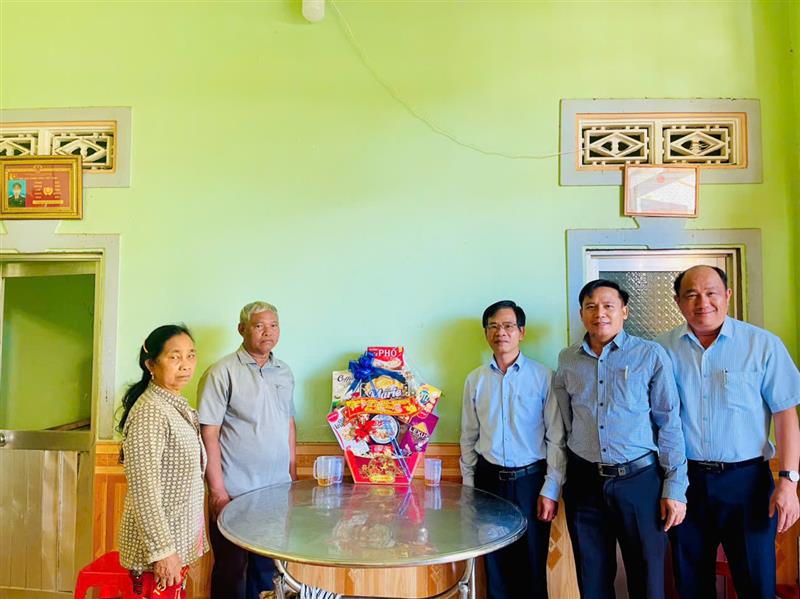 Đoàn thăm ông K’Chiêu – người có uy tín ở thôn 1