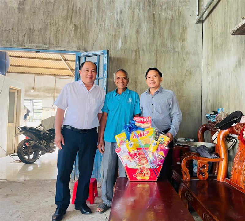 Đoàn thăm ông K’Lưu – Người có uy tín ở thôn 5