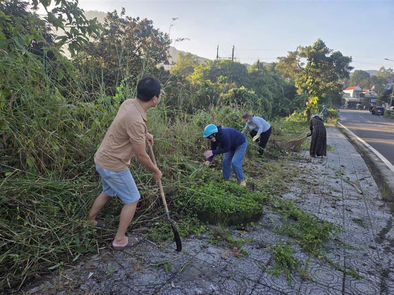Hình ảnh buổi ra quân vệ sinh môi trường