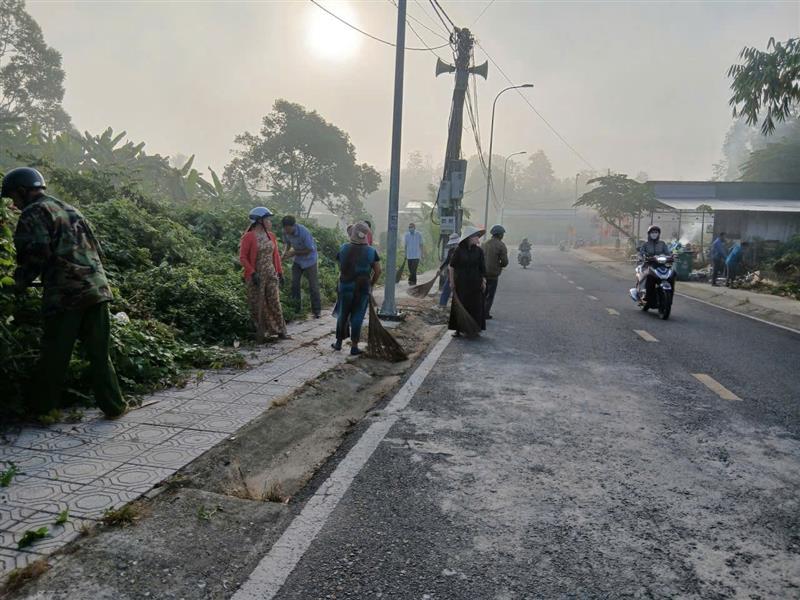 Hình ảnh buổi ra quân vệ sinh môi trường