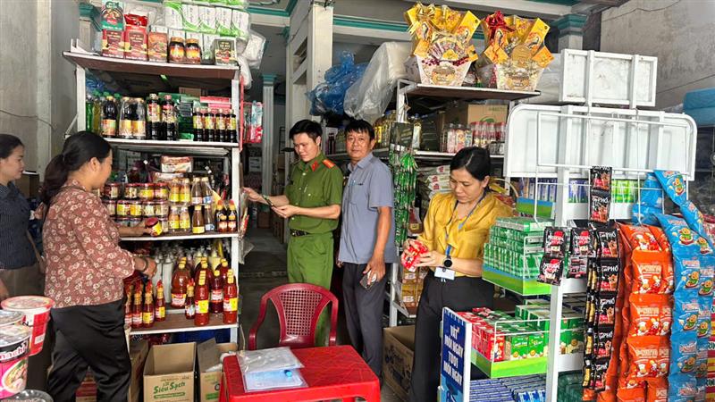 Hình ảnh của Đoàn kiểm tra tại các cơ sở kinh doanh tạp hoá
