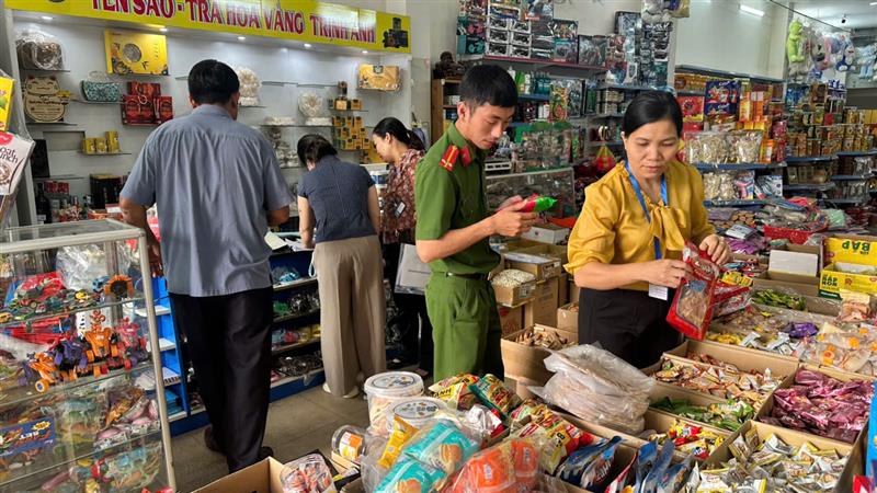 Hình ảnh của Đoàn kiểm tra tại các cơ sở kinh doanh tạp hoá
