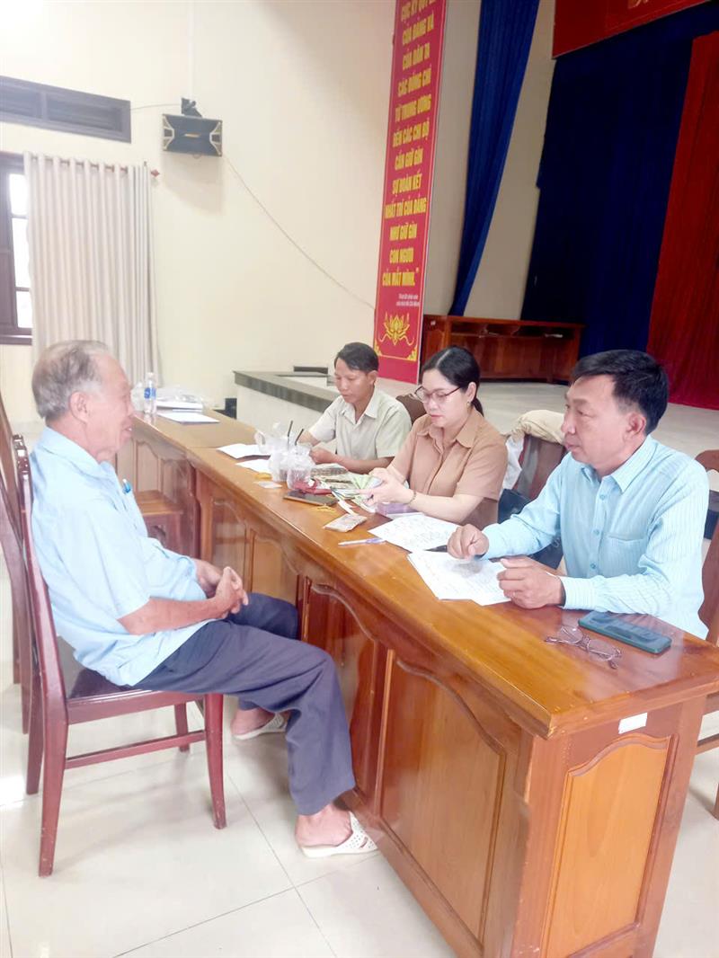 Hình ảnh chi trả trợ cấp cho các đối tượng