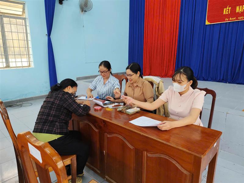 Hình ảnh chi trả trợ cấp cho các đối tượng