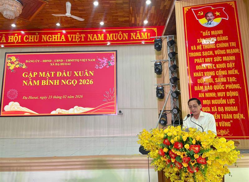 Đ/c Lưu Hồng Long – PBT Đảng uỷ - Chủ tịch UBND xã báo cáo tình hình Tết 