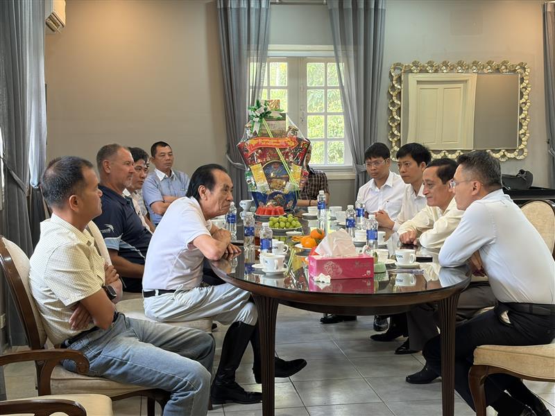 Đoàn thăm, gặp gỡ với Công ty cổ phần Hồng Lam – Madagui.