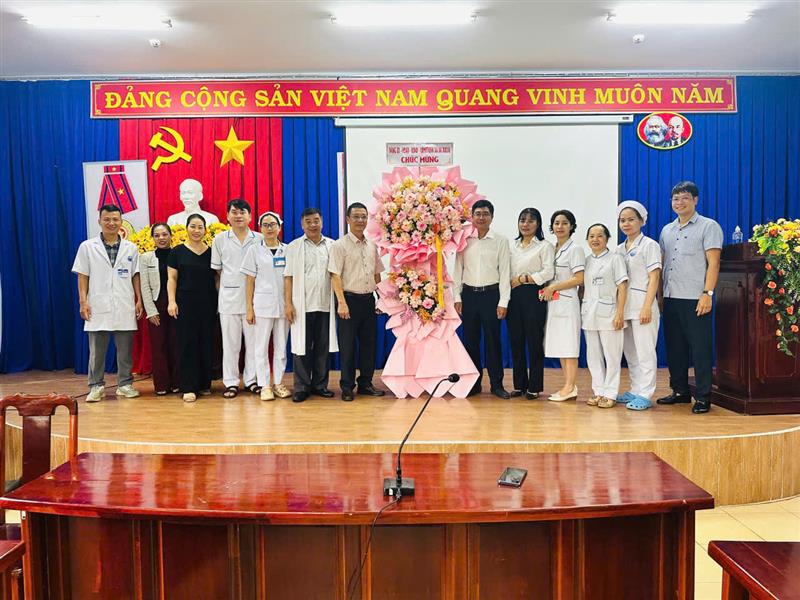Lãnh đạo xã thăm, tặng hoa chúc mừng các Y bác sĩ TTYT khu vực Đạ Huoai cơ sở 1