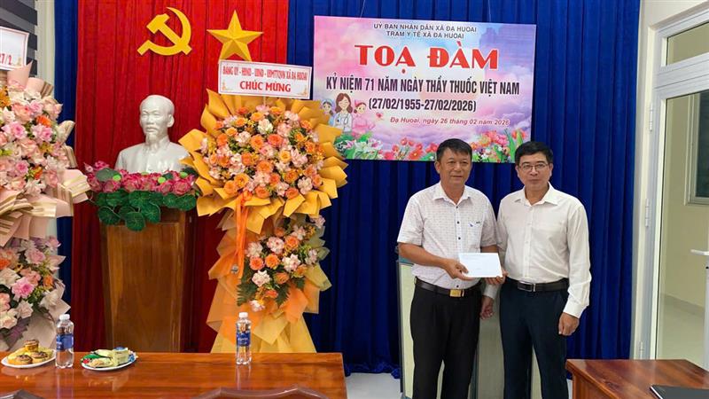Lãnh đạo xã thăm, tặng hoa chúc mừng các Y bác sĩ Trạm y tế xã