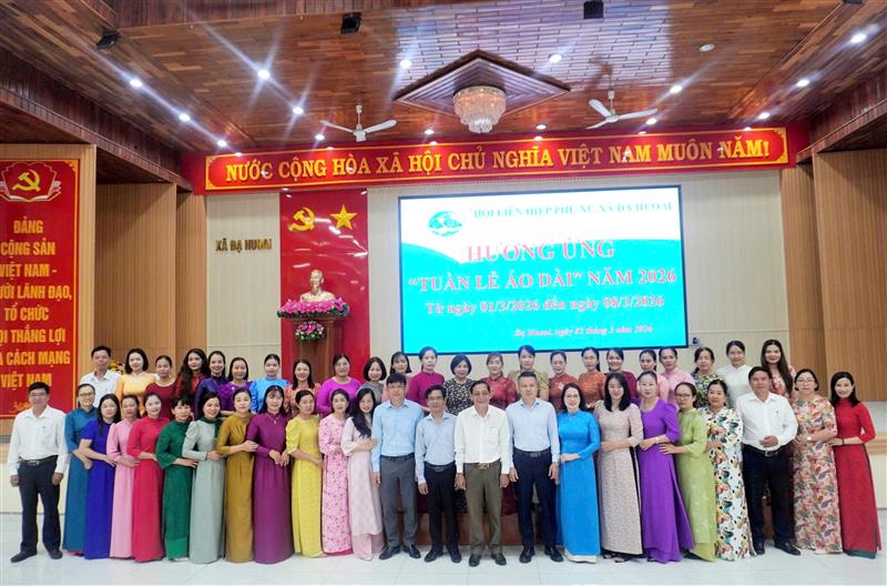 Nữ cán bộ, công chức, viên chức cùng các lãnh đạo xã