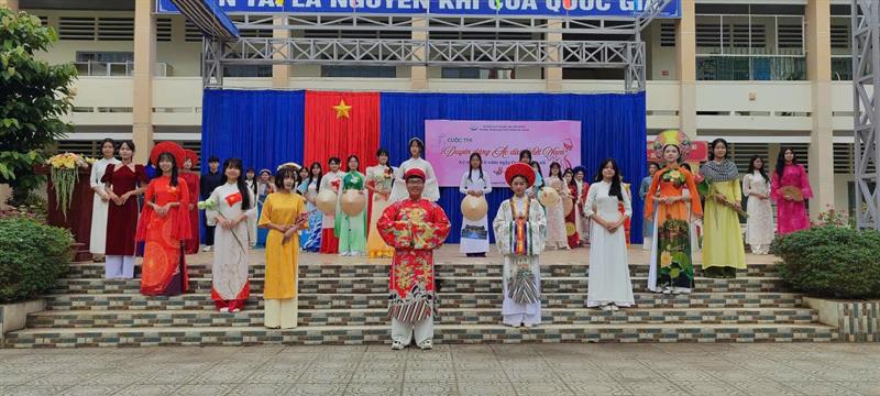 Hội thi áo dài tại trường THPT Đạ Huoai