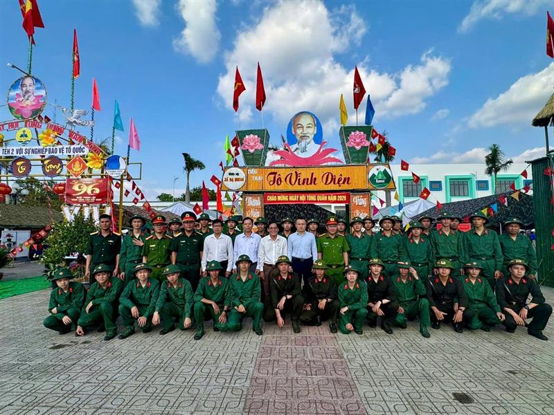 Lãnh đạo xã Đạ Huoai chụp hình lưu niệm với các tân binh 