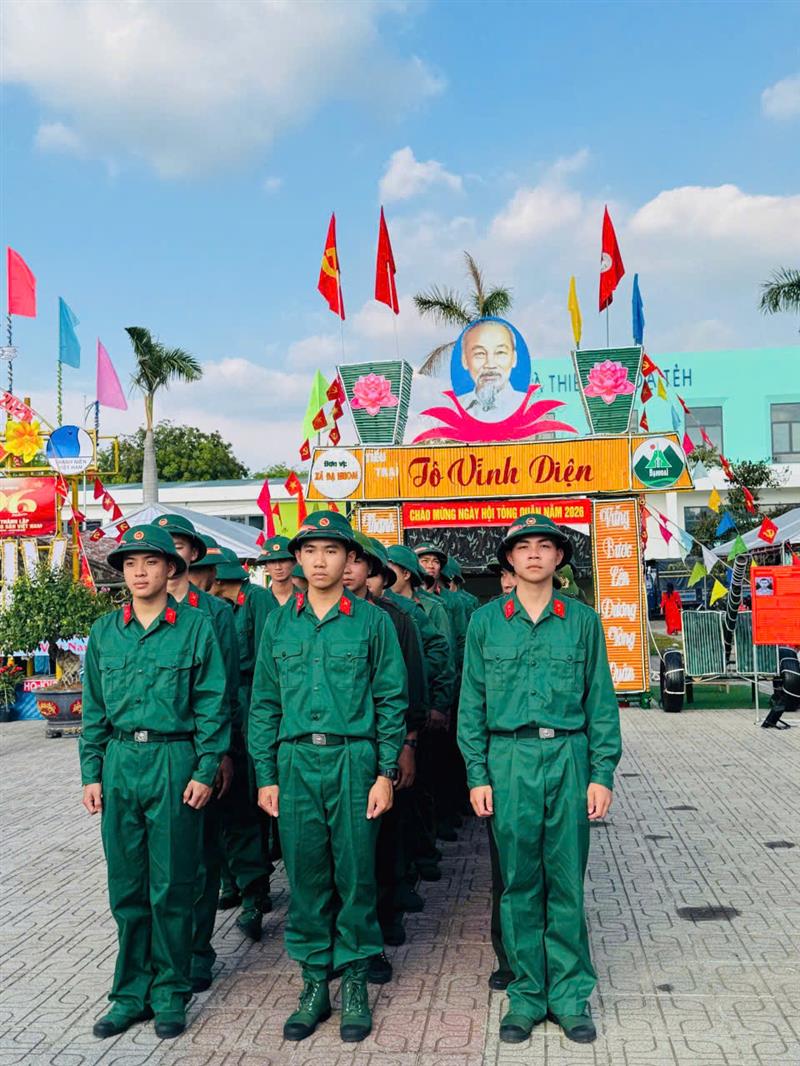 Hình ảnh của các tân binh sẵn sàng lên đường nhập ngũ