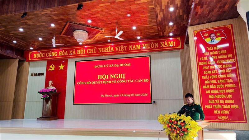 Đồng chí Nguyễn Hải Ninh – Thiếu tá, Chỉ huy trưởng Ban Chỉ huy Quân sự xã Đạ Huoai phát biểu nhận nhiệm vụ tại Hội nghị công bố quyết định về công tác cán bộ.