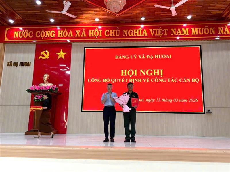 Đồng chí Nguyễn Tiến Dũng – Tỉnh ủy viên, Bí thư Đảng ủy, Chủ tịch HĐND xã Đạ Huoai trao quyết định và tặng hoa chúc mừng đồng chí Nguyễn Hải Ninh – Chỉ huy trưởng Ban Chỉ huy Quân sự xã được chỉ định tham gia Ban Chấp hành, Ban Thường vụ Đảng ủy xã nhiệm kỳ 2025 – 2030.