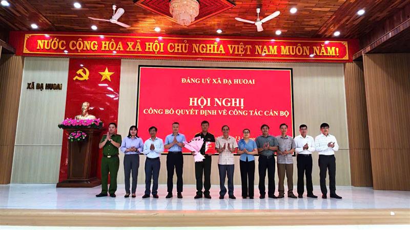 Lãnh đạo Đảng ủy, HĐND, UBND, Ủy ban MTTQ Việt Nam xã Đạ Huoai cùng các đại biểu chụp hình lưu niệm chúc mừng đồng chí Nguyễn Hải Ninh tại Hội nghị công bố quyết định về công tác cán bộ.