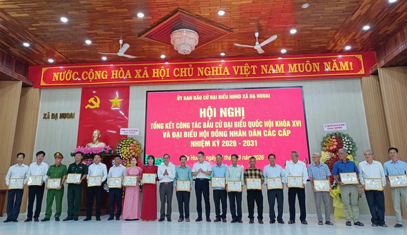 Trao tặng giấy khen cho các tập thể và cá nhân