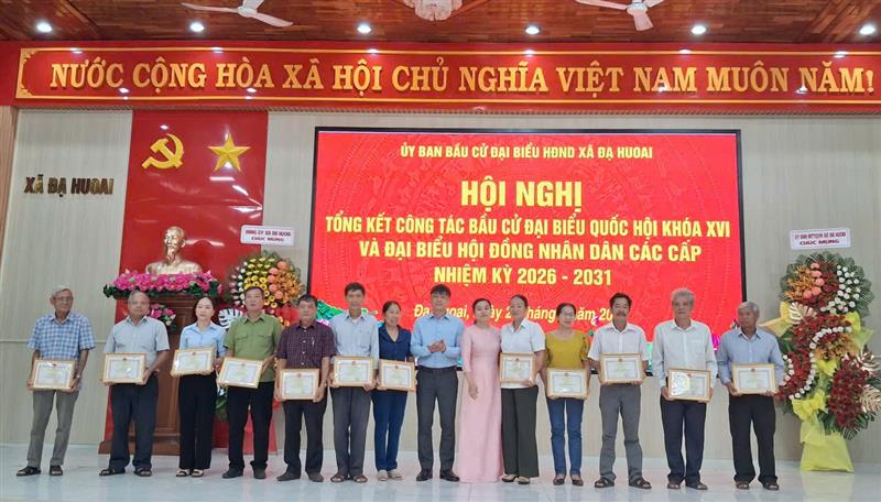 Trao tặng giấy khen cho các tập thể và cá nhân