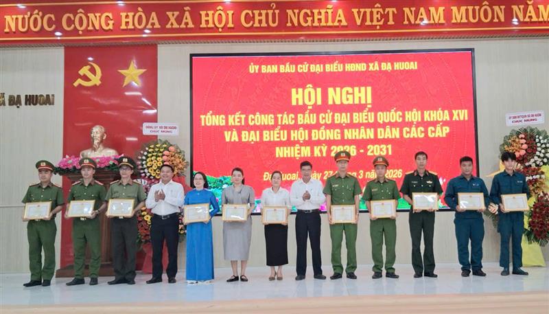 Trao tặng giấy khen cho các tập thể và cá nhân