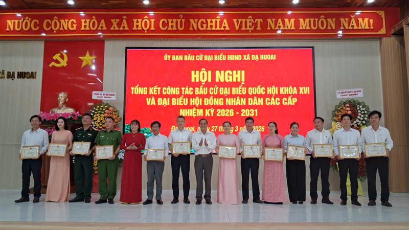 Trao tặng giấy khen cho các tập thể và cá nhân