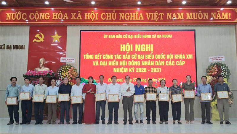 Trao tặng giấy khen cho các tập thể và cá nhân