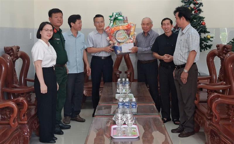 Hình ảnh Lãnh đạo Đảng ủy, HĐND, UBND, UBMTTQ VN xã Đạ Huoai đã đến thăm hỏi, động viên, chúc mừng chức sắc, chức việc, bà con tín đồ Công giáo và Tin lành tại các cơ sở tôn giáo trên địa bàn xã nhân dịp lễ phục sinh năm 2026
