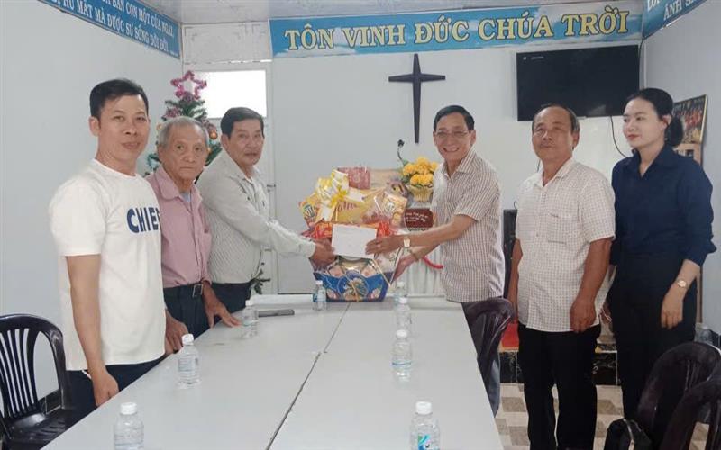 Hình ảnh Lãnh đạo Đảng ủy, HĐND, UBND, UBMTTQ VN xã Đạ Huoai đã đến thăm hỏi, động viên, chúc mừng chức sắc, chức việc, bà con tín đồ Công giáo và Tin lành tại các cơ sở tôn giáo trên địa bàn xã nhân dịp lễ phục sinh năm 2026