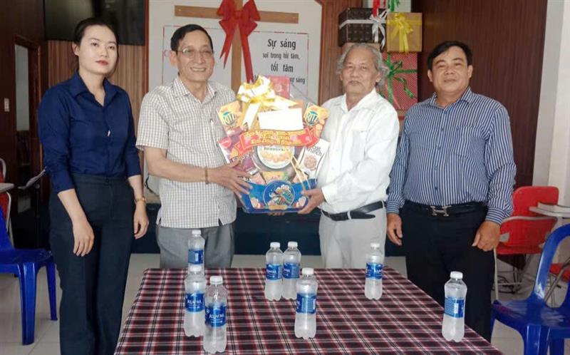 Hình ảnh Lãnh đạo Đảng ủy, HĐND, UBND, UBMTTQ VN xã Đạ Huoai đã đến thăm hỏi, động viên, chúc mừng chức sắc, chức việc, bà con tín đồ Công giáo và Tin lành tại các cơ sở tôn giáo trên địa bàn xã nhân dịp lễ phục sinh năm 2026