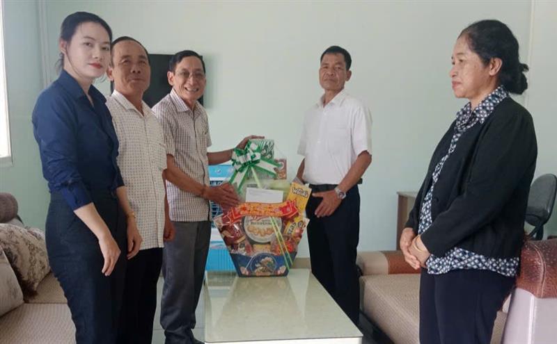 Hình ảnh Lãnh đạo Đảng ủy, HĐND, UBND, UBMTTQ VN xã Đạ Huoai đã đến thăm hỏi, động viên, chúc mừng chức sắc, chức việc, bà con tín đồ Công giáo và Tin lành tại các cơ sở tôn giáo trên địa bàn xã nhân dịp lễ phục sinh năm 2026