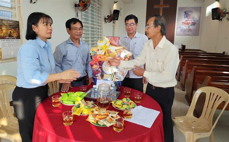 Hình ảnh Lãnh đạo Đảng ủy, HĐND, UBND, UBMTTQ VN xã Đạ Huoai đã đến thăm hỏi, động viên, chúc mừng chức sắc, chức việc, bà con tín đồ Công giáo và Tin lành tại các cơ sở tôn giáo trên địa bàn xã nhân dịp lễ phục sinh năm 2026