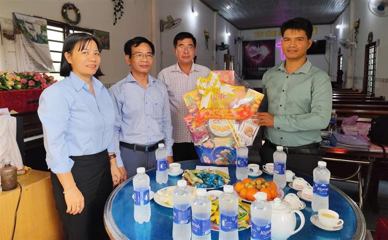 Hình ảnh Lãnh đạo Đảng ủy, HĐND, UBND, UBMTTQ VN xã Đạ Huoai đã đến thăm hỏi, động viên, chúc mừng chức sắc, chức việc, bà con tín đồ Công giáo và Tin lành tại các cơ sở tôn giáo trên địa bàn xã nhân dịp lễ phục sinh năm 2026