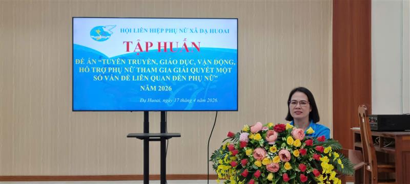 Chị Phạm Thị Tuyết - Chủ tịch Hội LHPN xã khai mạc