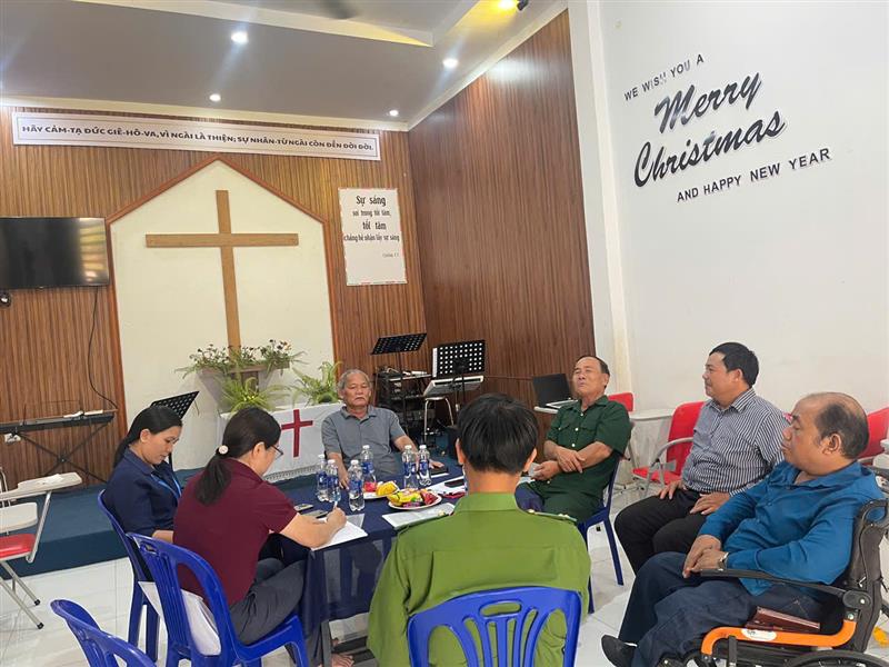 Hình ảnh của đoàn kiểm tra làm việc tại các cơ sở, điểm nhóm tôn giáo, tín ngưỡng