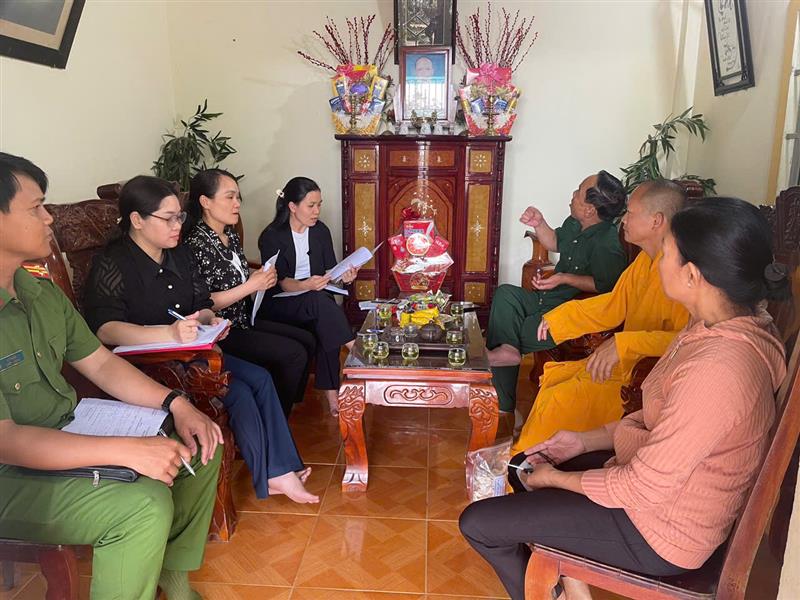 Hình ảnh của đoàn kiểm tra làm việc tại các cơ sở, điểm nhóm tôn giáo, tín ngưỡng