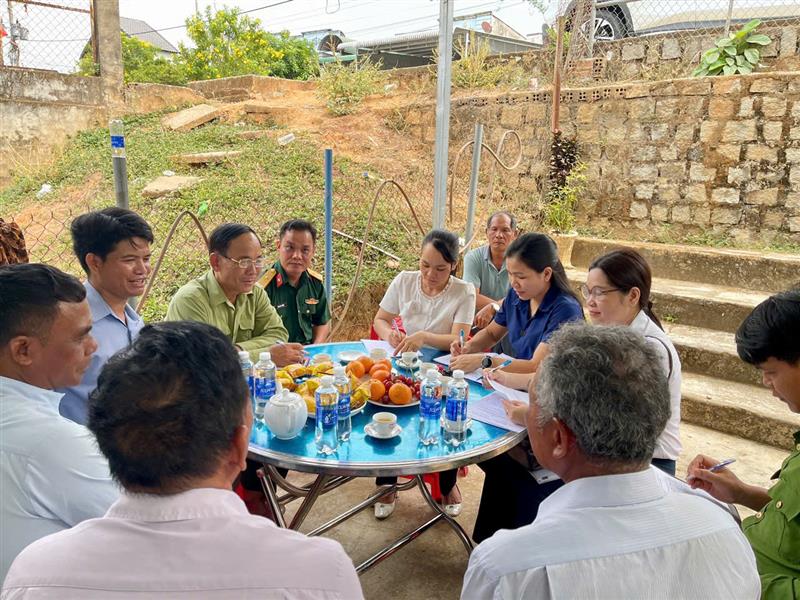 Hình ảnh của đoàn kiểm tra làm việc tại các cơ sở, điểm nhóm tôn giáo, tín ngưỡng