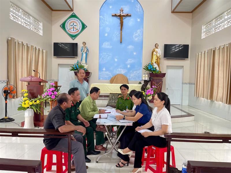Hình ảnh của đoàn kiểm tra làm việc tại các cơ sở, điểm nhóm tôn giáo, tín ngưỡng