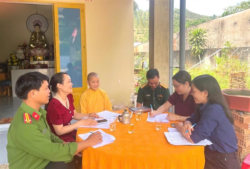 Hình ảnh của đoàn kiểm tra làm việc tại các cơ sở, điểm nhóm tôn giáo, tín ngưỡng