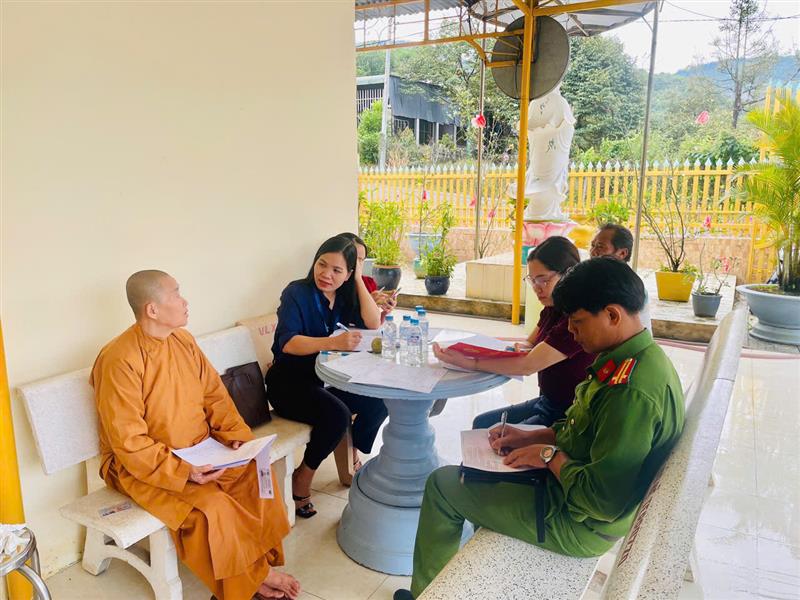 Hình ảnh của đoàn kiểm tra làm việc tại các cơ sở, điểm nhóm tôn giáo, tín ngưỡng
