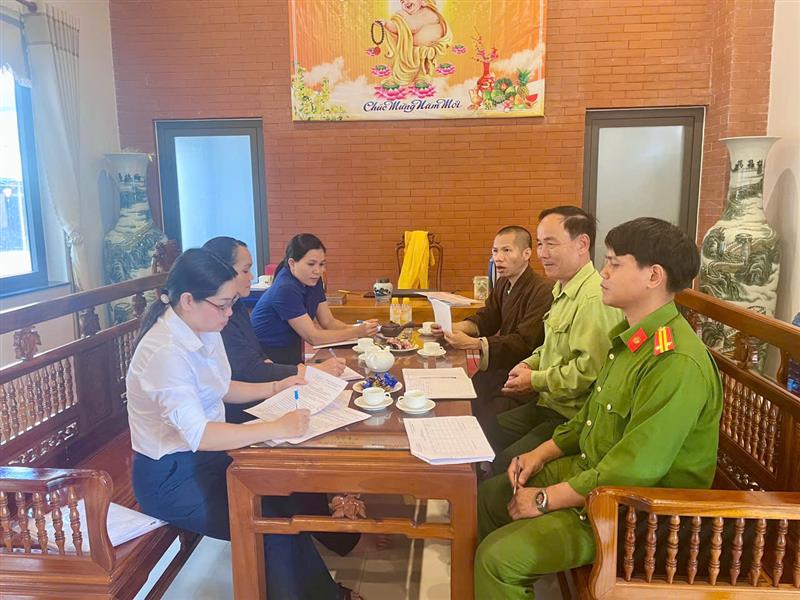 Hình ảnh của đoàn kiểm tra làm việc tại các cơ sở, điểm nhóm tôn giáo, tín ngưỡng