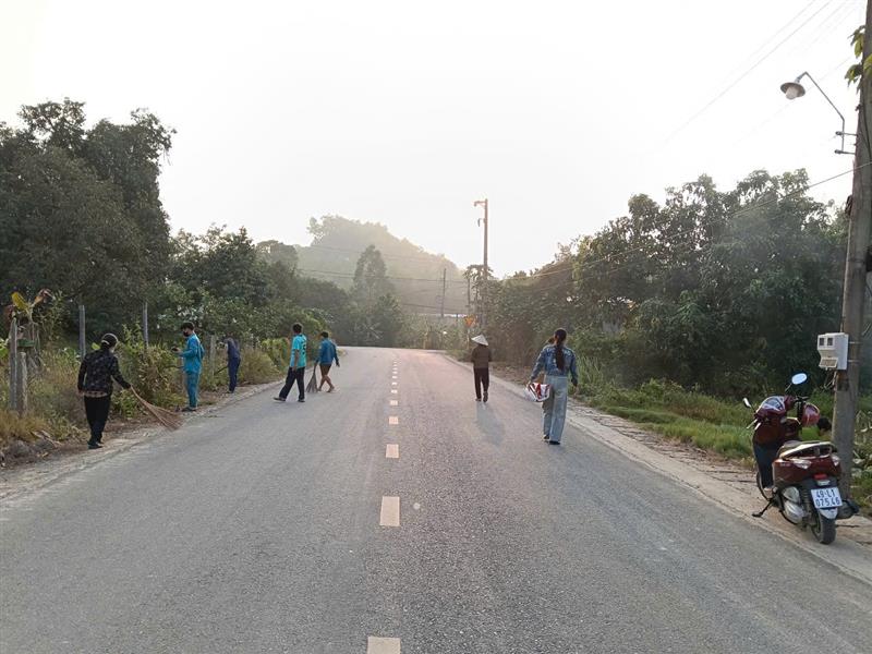Người dân xã Đạ Huoai dọn vệ sinh môi trường, treo cờ chào mừng ngày lễ lớn của đất nước