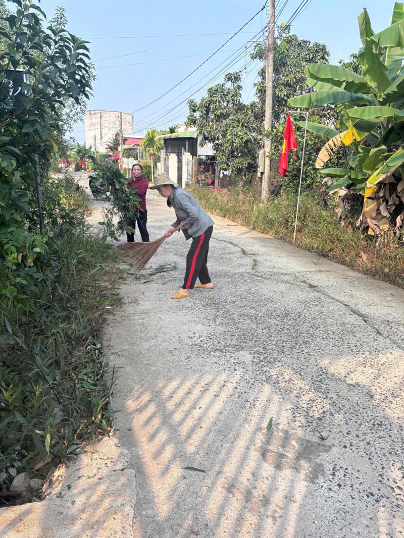 Người dân xã Đạ Huoai dọn vệ sinh môi trường, treo cờ chào mừng ngày lễ lớn của đất nước