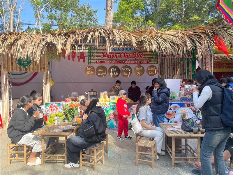 Hình ảnh tham gia Phiên chợ quê trong khuôn khổ lễ hội Giỗ Tổ Hùng Vương năm 2026