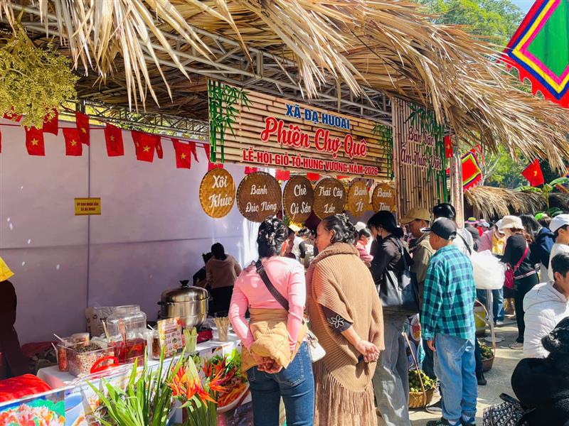 Hình ảnh tham gia Phiên chợ quê trong khuôn khổ lễ hội Giỗ Tổ Hùng Vương năm 2026