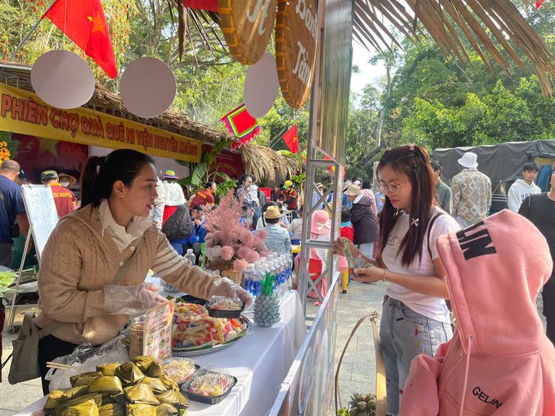 Hình ảnh tham gia Phiên chợ quê trong khuôn khổ lễ hội Giỗ Tổ Hùng Vương năm 2026