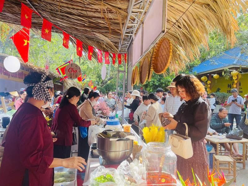 Hình ảnh tham gia Phiên chợ quê trong khuôn khổ lễ hội Giỗ Tổ Hùng Vương năm 2026
